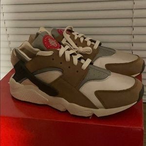 Nike stussy Air Huarache Desert Oak 2021.